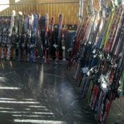 Große Auswahl an Ski auf dem Skibasar des SCR Fulda