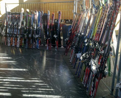 Große Auswahl an Ski auf dem Skibasar des SCR Fulda Große Auswahl an Ski auf dem Skibasar des SCR Fulda