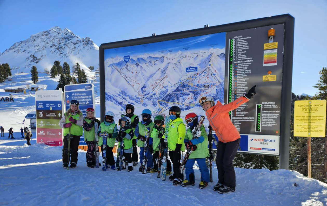 Gruppenbild der Kinder auf der Piste in Schöneben