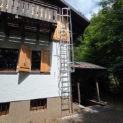 Neue Feuerleiter am Balkon beim SCR Fulda