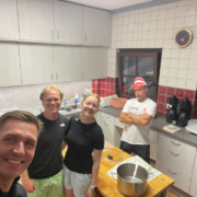 Gruppenleiter gemeinsam in der Kueche beim Kinderaktivwochenende des SCR