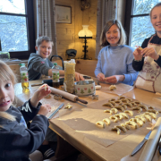 Familien des SCR backen Plaetzchen auf der Skihuette