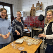Fleissige Helfer beim Plaetzchenbacken des SCR