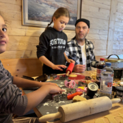 Kinder beim Plaetzchenbacken auf der Skihuette des SCR