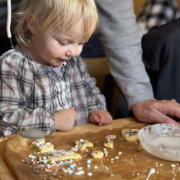 Kleine Helfer beim Plaetzchenbacken