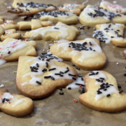 Plaetzchen beim Backen auf der Skihuette
