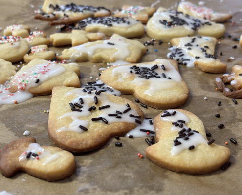 Plaetzchen beim Backen auf der Skihuette