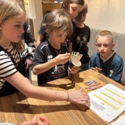 Gemeinsame Spiele bei der Familienskifahrt ins Oberinntal des SCR 2026