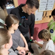 Kinder messen ihre Griffkraft beim Bouldern des SCR