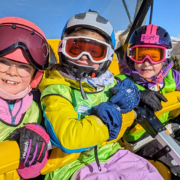 SCR Maedchen beim Skiliftfahren bei der Familienskifahrt ins Oberinntal 2026