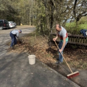 Gemeinsame Kehrarbeiten beim Arbeitseinsatz 2026 an der Skihuette des SCR Fulda
