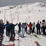 Gruppenbild auf der Piste bei der Jugendskifahrt Pfunds 2026 des SCR Fulda