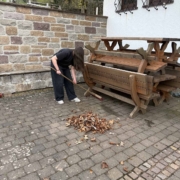 Kehrarbeiten beim Arbeitseinsatz 2026 der Skihuette des SCR